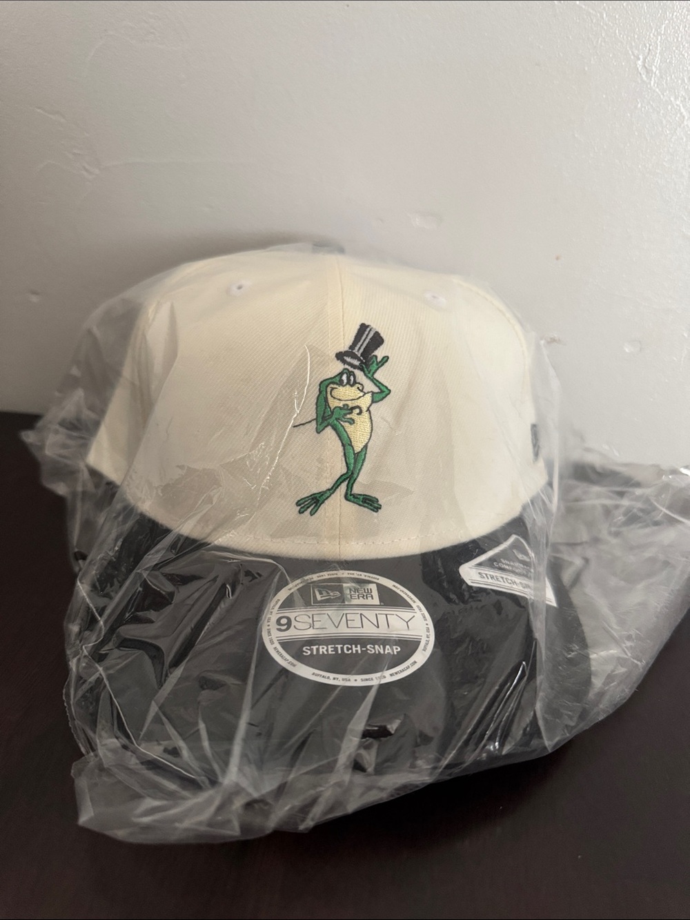 New Era 9FIFTY White and Black Frog Embroidered Snapback Hat